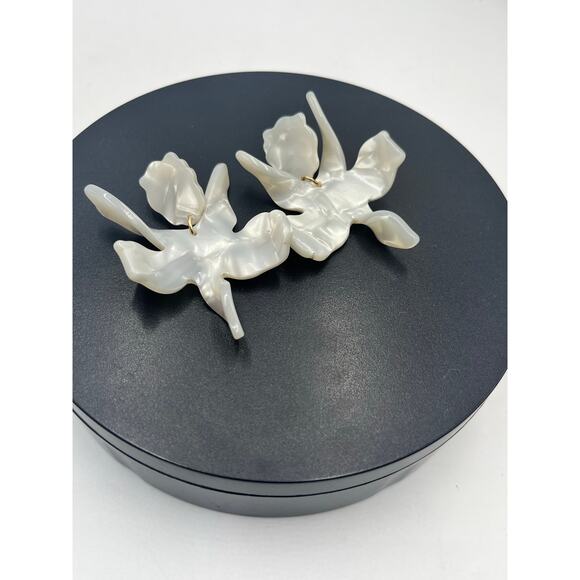 Lele Sadoughi Signed Cream Mother of Pearl Acetate Paper Lily Drop Earrings - Picture 6 of 9